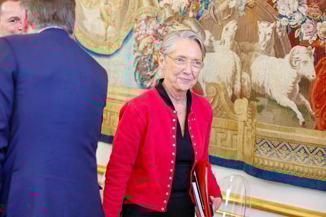 Élisabeth Borne a annoncé que Netflix a ouvert les droits de la série pour que l’Éducation nationale puisse proposer cinq séquences à visionner en classe.