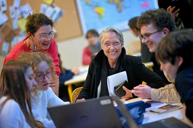 Elisabeth Borne, ministre de l'Éducation nationale, propose de diffuser des passages de la mini-série "Adolescence" dans les classes. 
