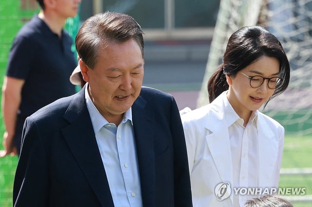 Former President Yoon Suk Yeol (L) and his wife, Kim Keon Hee, appear at a polling station in Seoul's Seocho Ward on June 3, 2025, to cast their ballots in the presidential election. (Yonhap)