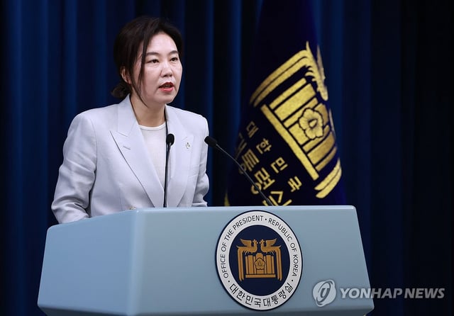 Presidential spokesperson Kang Yu-jung speaks during a press briefing at the presidential office in Seoul on June 9, 2025. (Yonhap) 