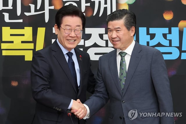 In this Dec. 16, 2024, file photo, Lee Jae-myung (L), leader of the Democratic Party, shakes hands with James Kim, chairman of the American Chamber of Commerce in Korea, at a meeting held at the National Assembly in Seoul. (Yonhap)