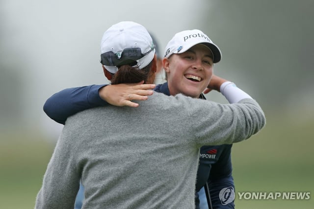 Lee Il-hee of South Korea (foreground) congratulates Jennifer Kupcho of the United States on winning the ShopRite LPGA Classic at Seaview Golf Club's Bay Course in Galloway, New Jersey, on June 8, 2025, in this Getty Images photo. (Yonhap)