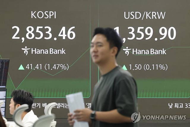 A dealing room at Hana Bank in central Seoul on June 9, 2025 (Yonhap)