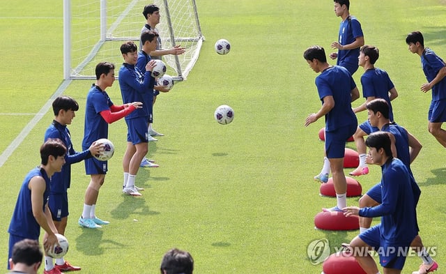 South Korean players train for a World Cup qualifying match against Kuwait at the National Football Center in Paju, Gyeonggi Province, on June 8, 2025. (Yonhap)