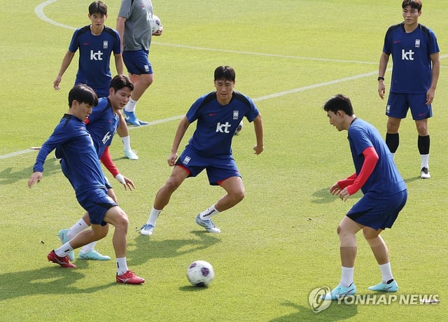 South Korean players train for a World Cup qualifying match against Kuwait at the National Football Center in Paju, Gyeonggi Province, on June 8, 2025. (Yonhap)