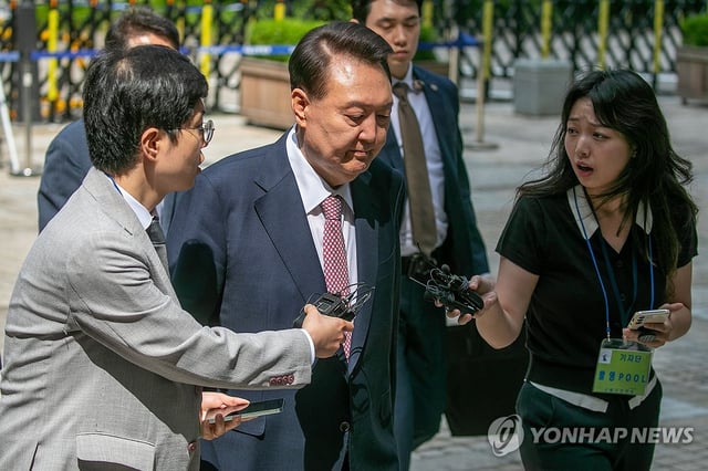 Former President Yoon Suk Yeol (C) arrives at the Seoul Central District Court in the capital city on June 9, 2025, to attend the sixth hearing of his insurrection trial. (Pool photo) (Yonhap)