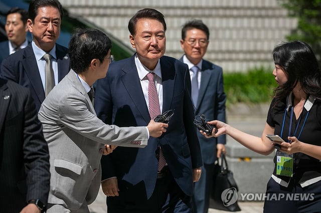Former President Yoon Suk Yeol (C) heads to the Seoul Central District Court on June 9, 2025, to attend the sixth hearing of his insurrection trial. (Pool photo) (Yonhap)