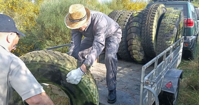 Ruedas retiradas del medio natural, ayer, en Sandiás. |  Fdv