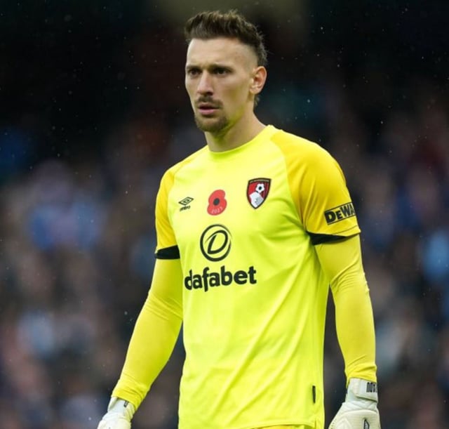 Radu, en un partido con el Bournemouth.