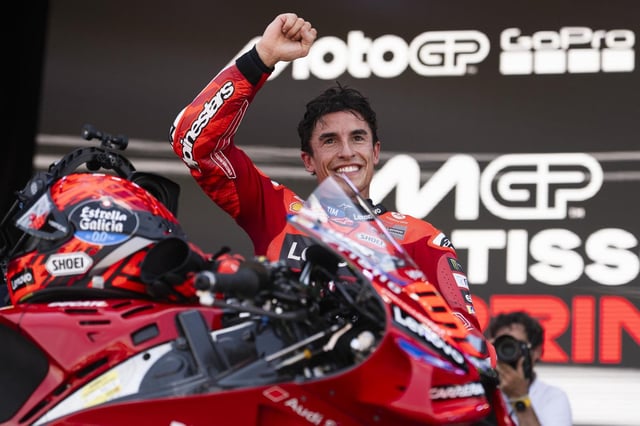 Marc Márquez, tras su Ducati, en Motorland, tras la victoria del sábado.