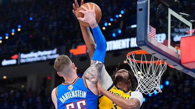 Isiah Hartenstein bei einem Dunk-Versuch