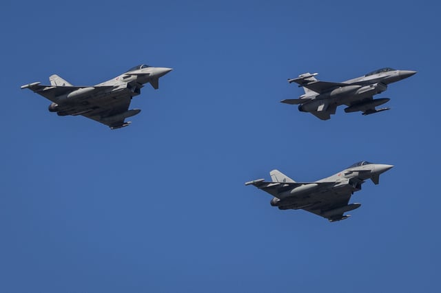 Des avions de combat Rafale et un F-16 de l’armée de l’air polonaise (image d’illustration).