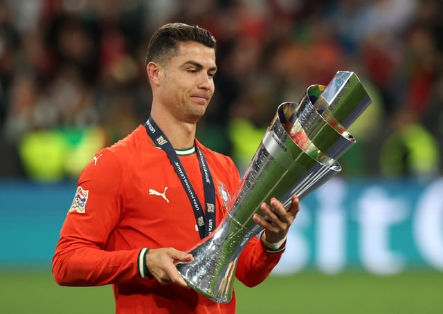 Cristiano Ronaldo freut sich über die Nations-League-Trophäe.