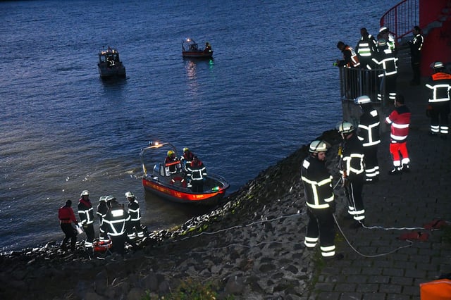 Rettungskräfte der Feuerwehr bargen den Leichnam.
