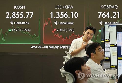 Officials work at a dealing room of Hana Bank in Seoul on June 9, 2025. (Yonhap)