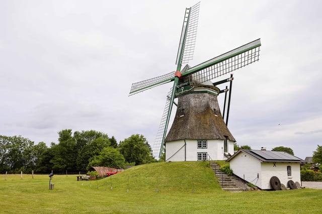 Die Windmühle in Munkbrarup im Kreis Schleswig-Flensburg steht auf einem Hügel.