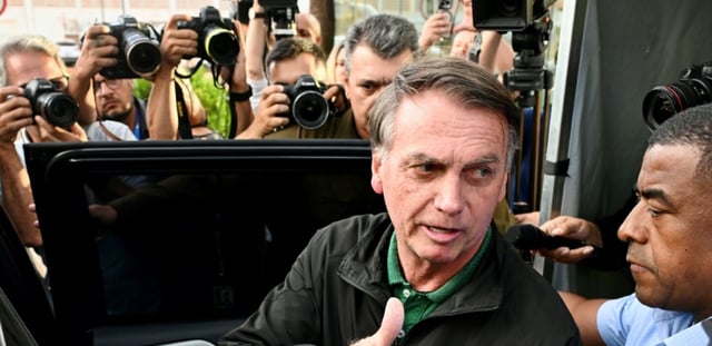 AFP - L'ancien président brésilien Jair Bolsonaro fait un signe de pouce levé en quittant le siège de la police fédérale après avoir été interrogé dans le cadre d'une enquête visant l'un de ses fils, à Brasilia, le 5 juin 2025