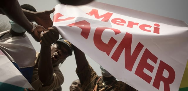 Une banderole "Merci Wagner", en référence au groupe paramilitaire russe, lors d'une manifestation célébrant l'annonce par la France du retrait de ses troupes du Mali,  le 19 février 2022 à Bamako