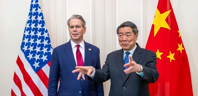 AFP - Photo diffusée par les Affaires étrangères suisses le 14 mai 2025 montrant le vice-Premier ministre chinois He Lifeng (à droite) et le secrétaire au Trésor américain Scott Bessent, le 10 mai 2025 à Genève
