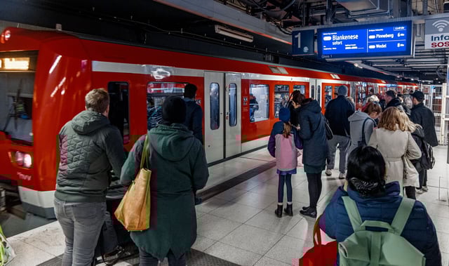 Eine S-Bahn der Linie S1 fährt im Hauptbahnhof ein (Archivbild).