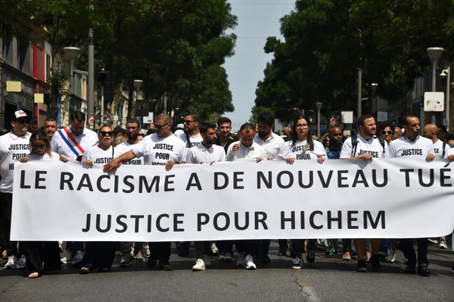 Plus de 500 personnes ont participé à une marche blanche, dimanche 8 juin 2025 à Marseille (Var), en hommage à Hichem Miraoui, victime d’un crime raciste le 31 mai dernier à Puget-sur-Argens.