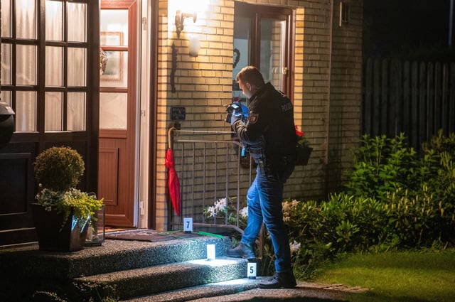 Ein Polizist macht Fotos am Tatort in Krummesse.