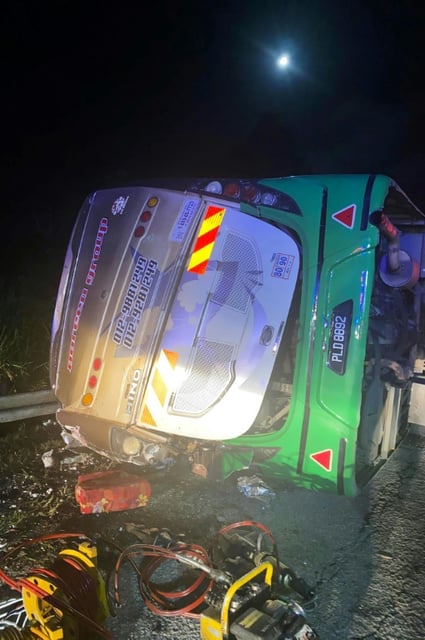 Photo prise et diffusée par le service d'incendie et de secours de Perak, le 9 juin 2025, montrant un autobus après sa collision avec un minivan à Gerik-Jeli, dans l'État de Perak, en Malaisie