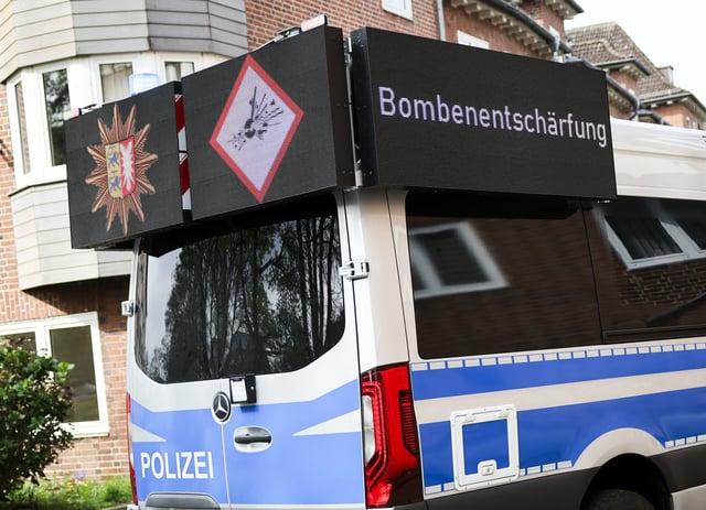 Ein Lautsprecherfahrzeug der Polizei fährt mit einem Evakuierungsaufruf durch die Straßen von Kiel.