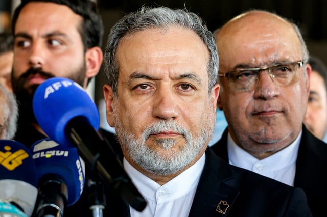Le chef de la diplomatie iranienne Abbas Araghchi (c) lors d'une visite à Beyrouth, le 3 juin 2025