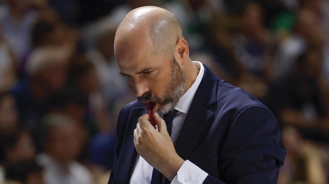 Joan Peñarroya, el técnico del Barça, pensativo durante el duelo contra el Unicaja en el pabellón Martín Carpena de Málaga.