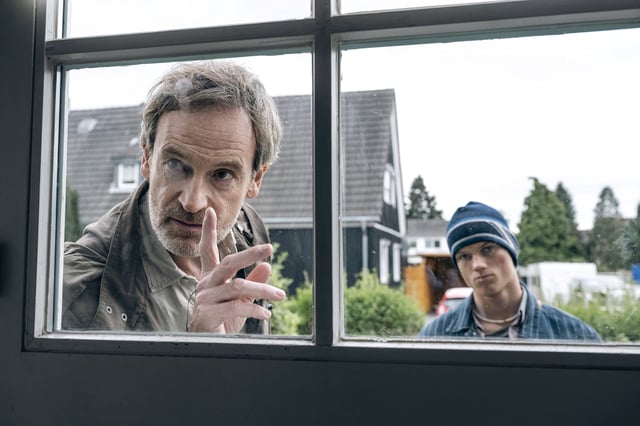 Faber (Jörg Hartmann) mit Finn (Caspar Hoffman, r), dem Sohn der Toten