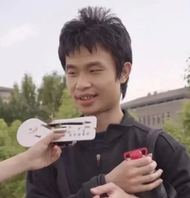 Wei first captured national attention in 2021 when a street interview showed him in tattered clothes, holding a water bottle and a plastic bag with three steamed buns. Photo: Douyin