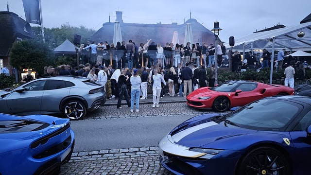 In einem berühmten Lokal auf Sylt feiern viele junge Menschen.