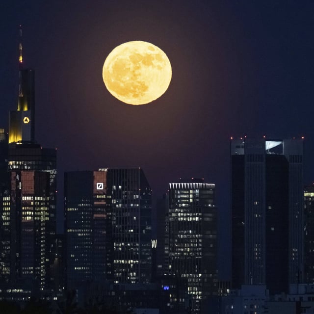 Der Vollmond zieht hinter der Frankfurter Bankenskyline vorbei. (Symbolbild)