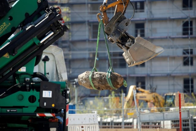Etwa 12.000 Menschen haben am Montag in Kiel wegen der Entschärfung einer Weltkriegsbombe ihre Wohnungen verlassen müssen. Der Kampfmittelräumdienst entschärfte den 250 Kilogramm schweren Sprengkörper nach Evakuierung des Sperrkreises problemlos.