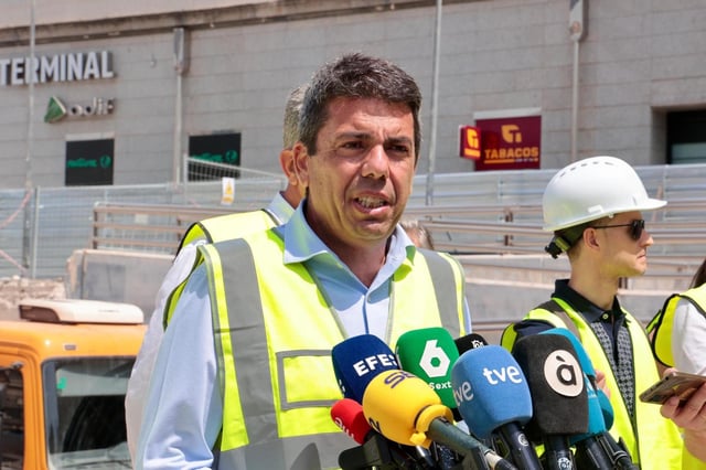 El presidente de la Generalitat, Carlos Mazón, atiende este lunes a los medios en Alicante
