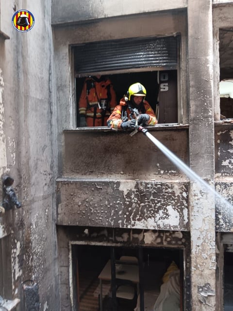 Uno de los bomberos durante la intervención.