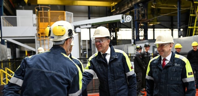 AFP - Le secrétaire général de l'Otan Mark Rutte (c) et le ministre britannique de la Défense John Healey (d) visitent l'entreprise publique de défense Sheffield Forgemasters, le 9 juin 2025 à Sheffield, dans le nord de l'Angleterre
