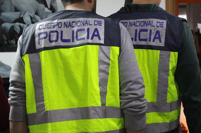 Dos agentes de paisano de la Policía Nacional, durante una intervención.
