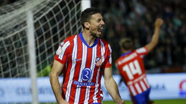 Lenglete celebra un gol con el Atlético de Madrid ante el Cacereño en la Copa del Rey.