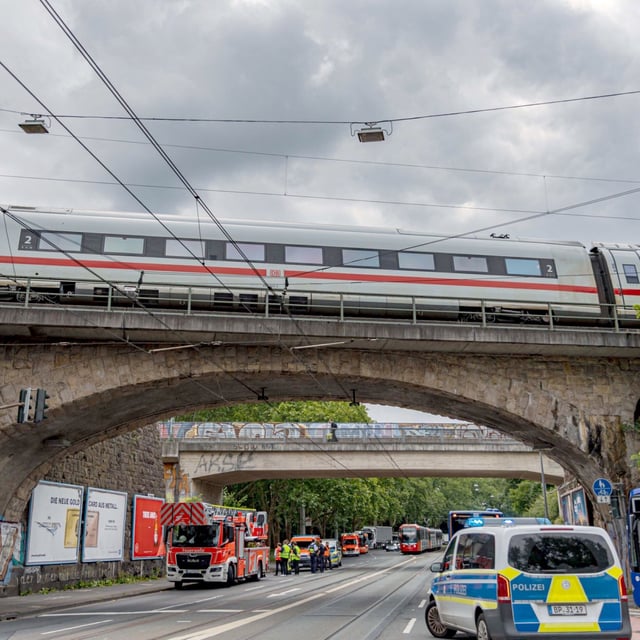Mehr als fünf Stunden mussten rund 230 Fahrgäste in dem Zug ausharren