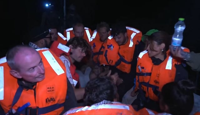 Les activistes de la «Coalition de la flottille pour la liberté» au moment de leur interception cette nuit par la marine israélienne.