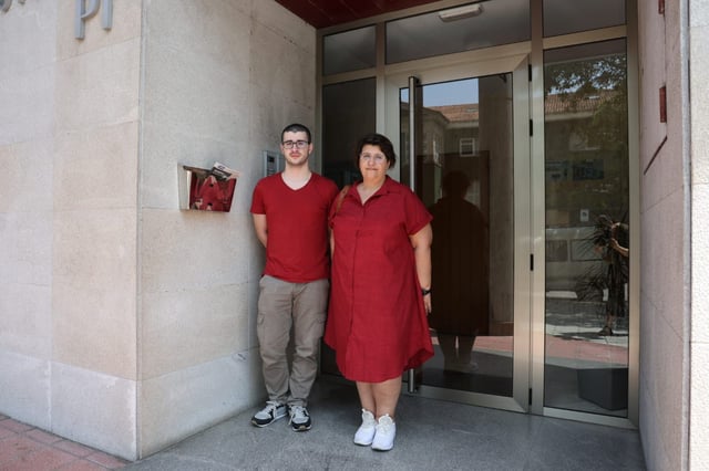 Marian y su hijo, en el portal de la que era su casa.
