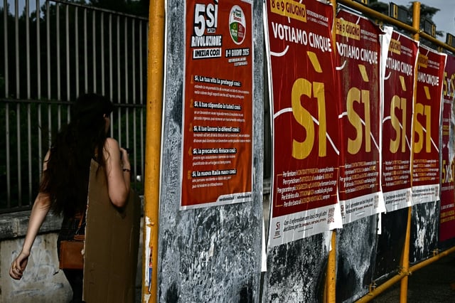 Des affiches de campagne appelant à voter pour un référendum, le 5 juin 2025 à Rome