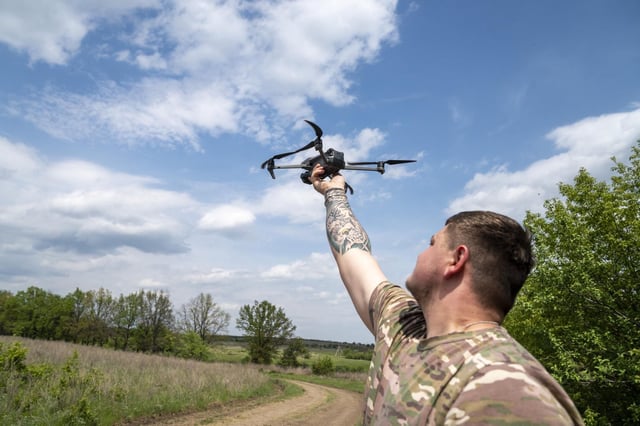 Un soldat ukrainien teste un inhibiteur de drone FPV à Lyman, en Ukraine, le 6 mai 2025. 