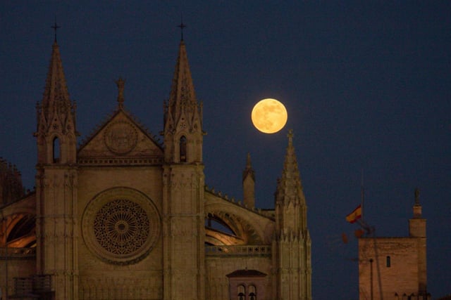 La Luna de Fresa vista desde la Catedral de Mallorca.
