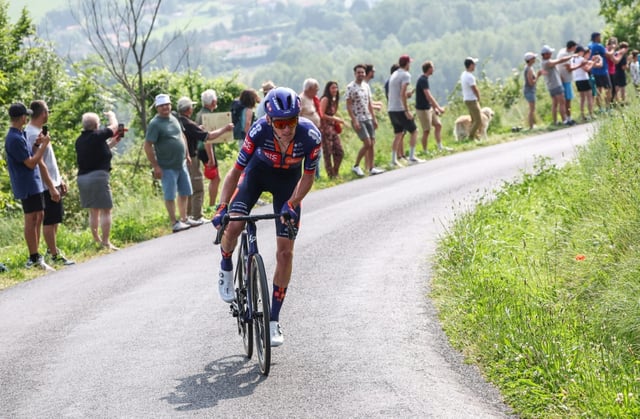 Romain Bardet à l'attaque dans le final de la 2e étape du Critérium du Dauphiné le 9 juin 2025 sur ses routes d'entraînement vers Issoire. "J'y roule depuis plus de vingt ans", a déclaré le coureur français qui dispute la dernière épreuve de sa carrière
