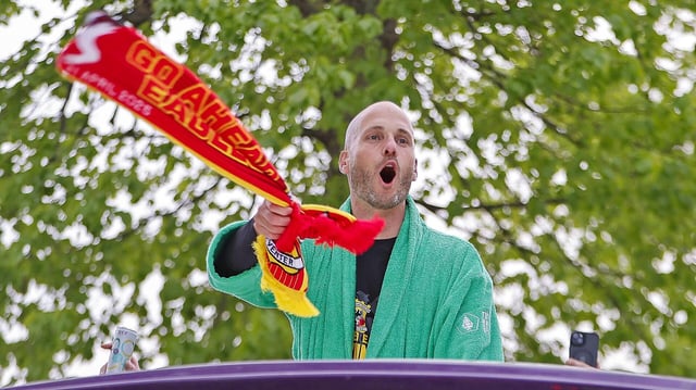 Coach Paul Simonis feiert den Sieg im niederländischen Pokal mit den Go Ahead Eagles