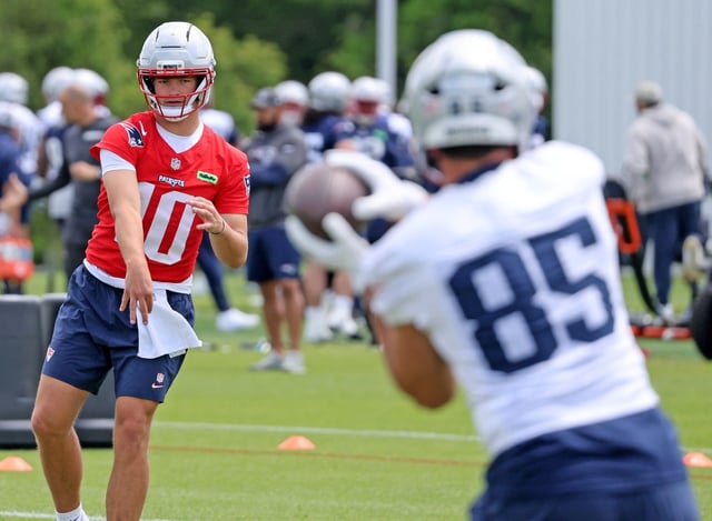 Foxboro, MA – June 2 – Drake Maye #10 of the New England Patriots throws to Hunter Henry #85 during Patriots OTA’s at Gillette Stadium. (Photo By Matt Stone/Boston Herald)