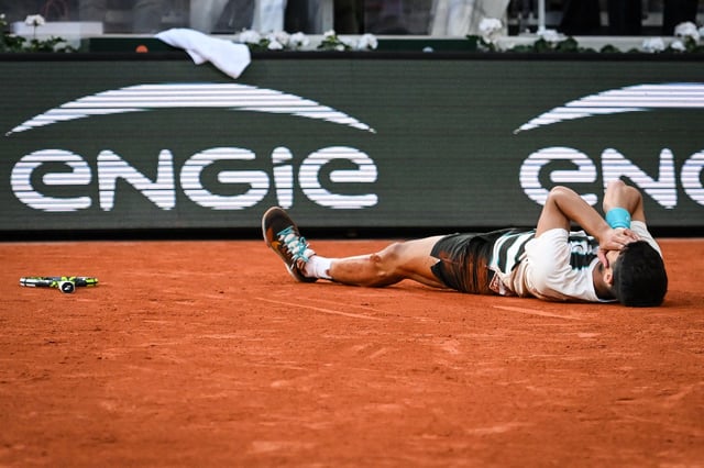 Carlos Alcaraz, tirado en el suelo tras ganar la final de Roland Garros a Jannik Sinner